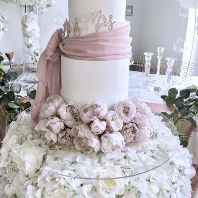 Floating cake stand