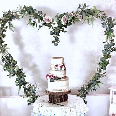 Floating cake stand